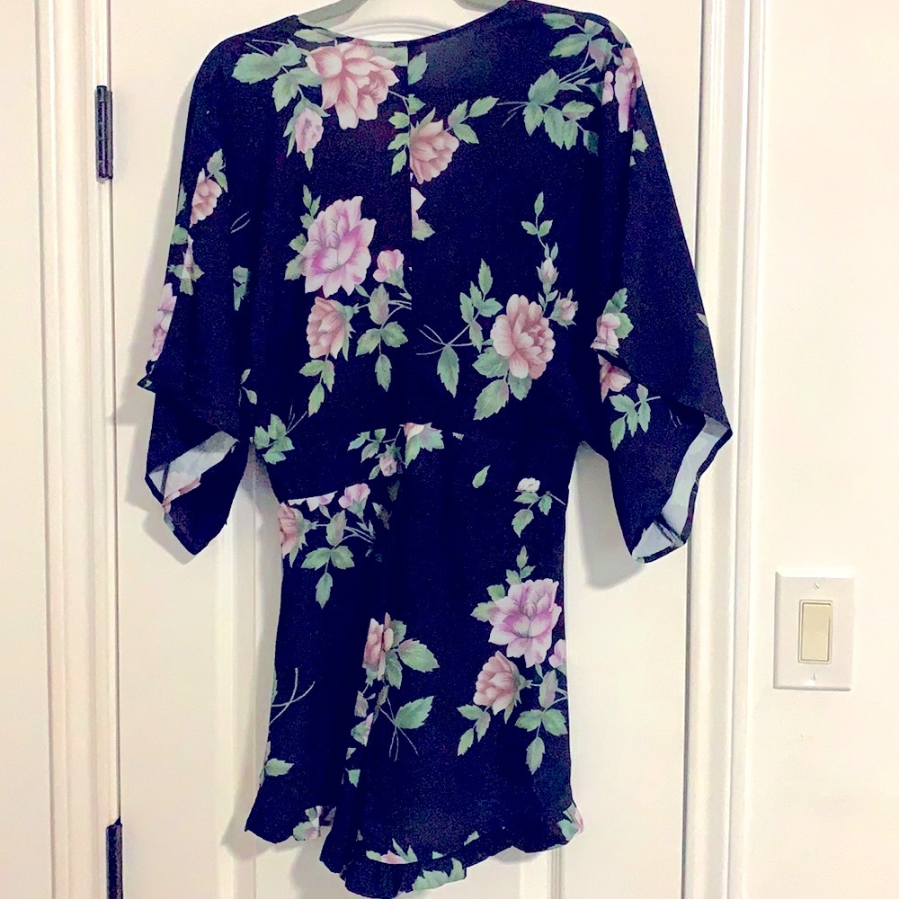 NWT Selfie Leslie Navy/Mauve Floral Romper - Picture 3 of 4